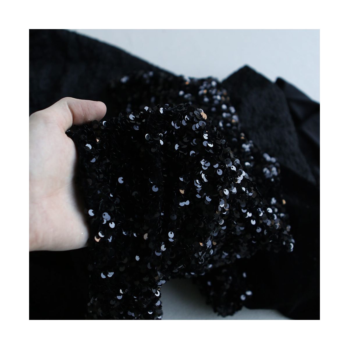 Sequins noirs sur velours noir