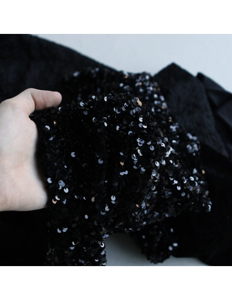 Sequins noirs sur velours noir