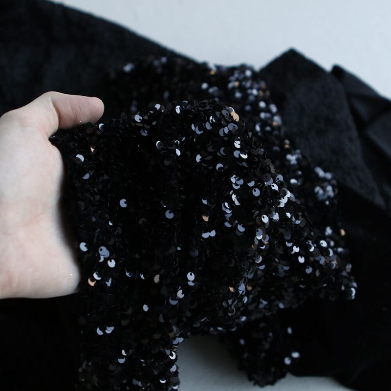 Sequins noirs sur velours noir