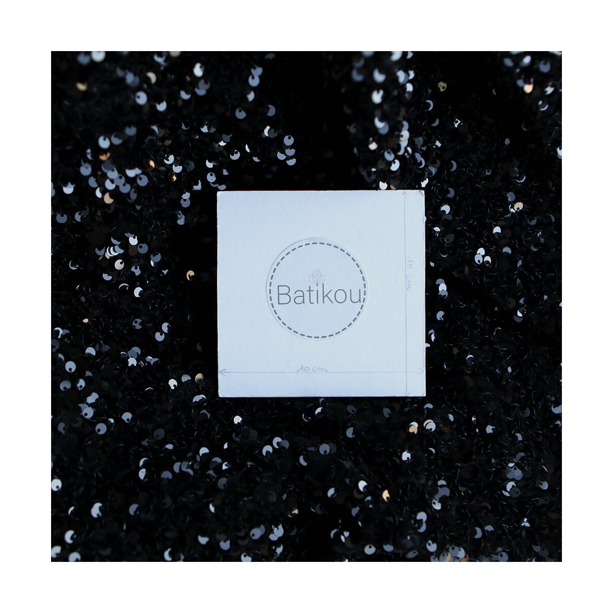 Sequins noirs sur velours noir