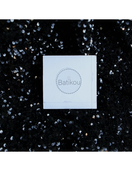 Sequins noirs sur velours noir