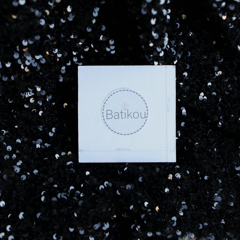 Sequins noirs sur velours noir