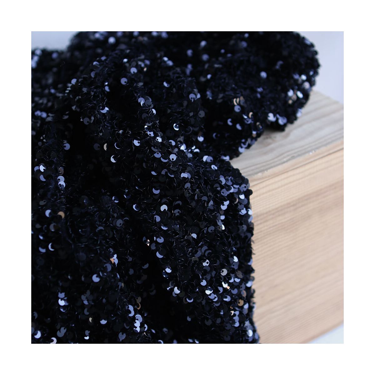 Sequins noirs sur velours noir