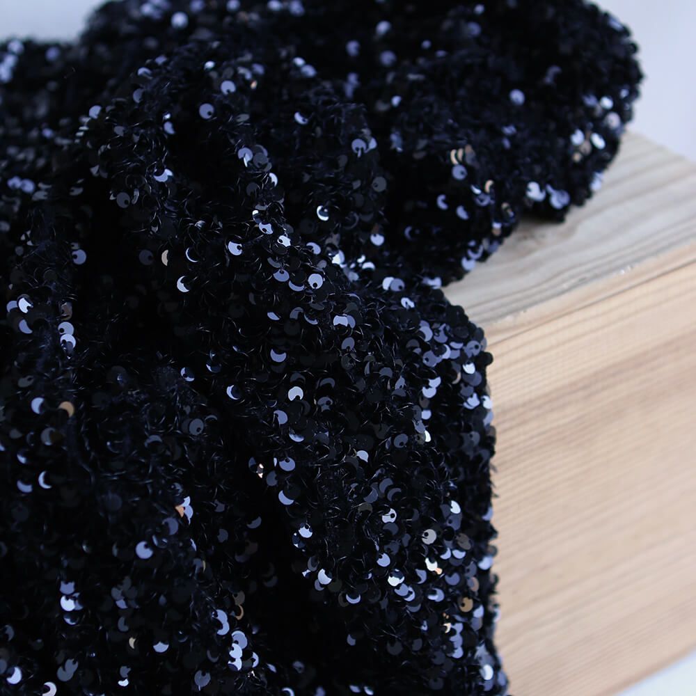 Sequins noirs sur velours noir