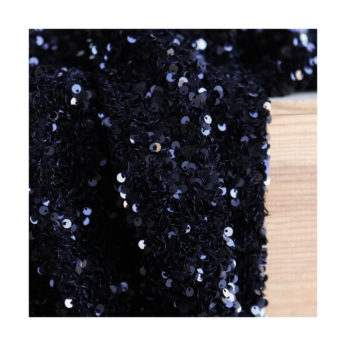 Sequins noirs sur velours noir