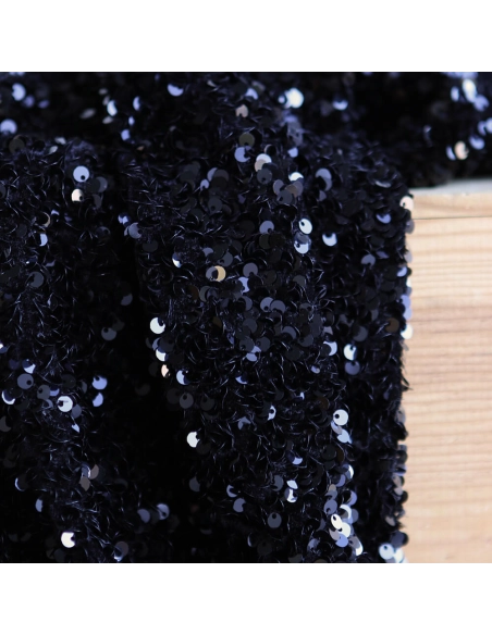 Sequins noirs sur velours noir