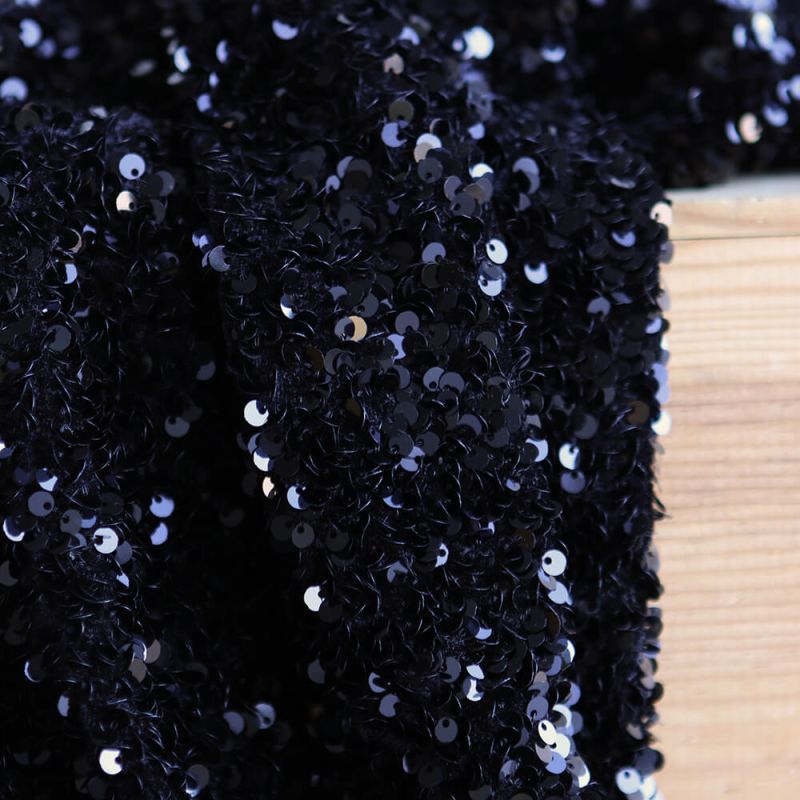 Sequins noirs sur velours noir