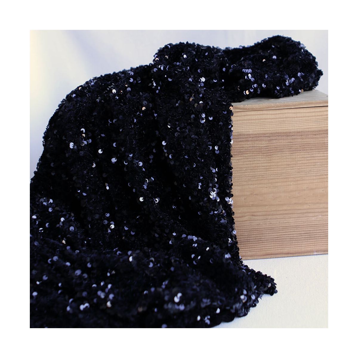 Sequins noirs sur velours noir