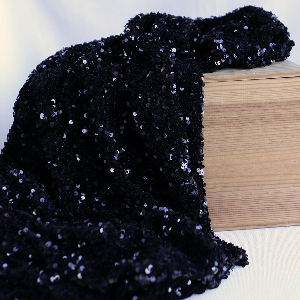 Sequins noirs sur velours noir