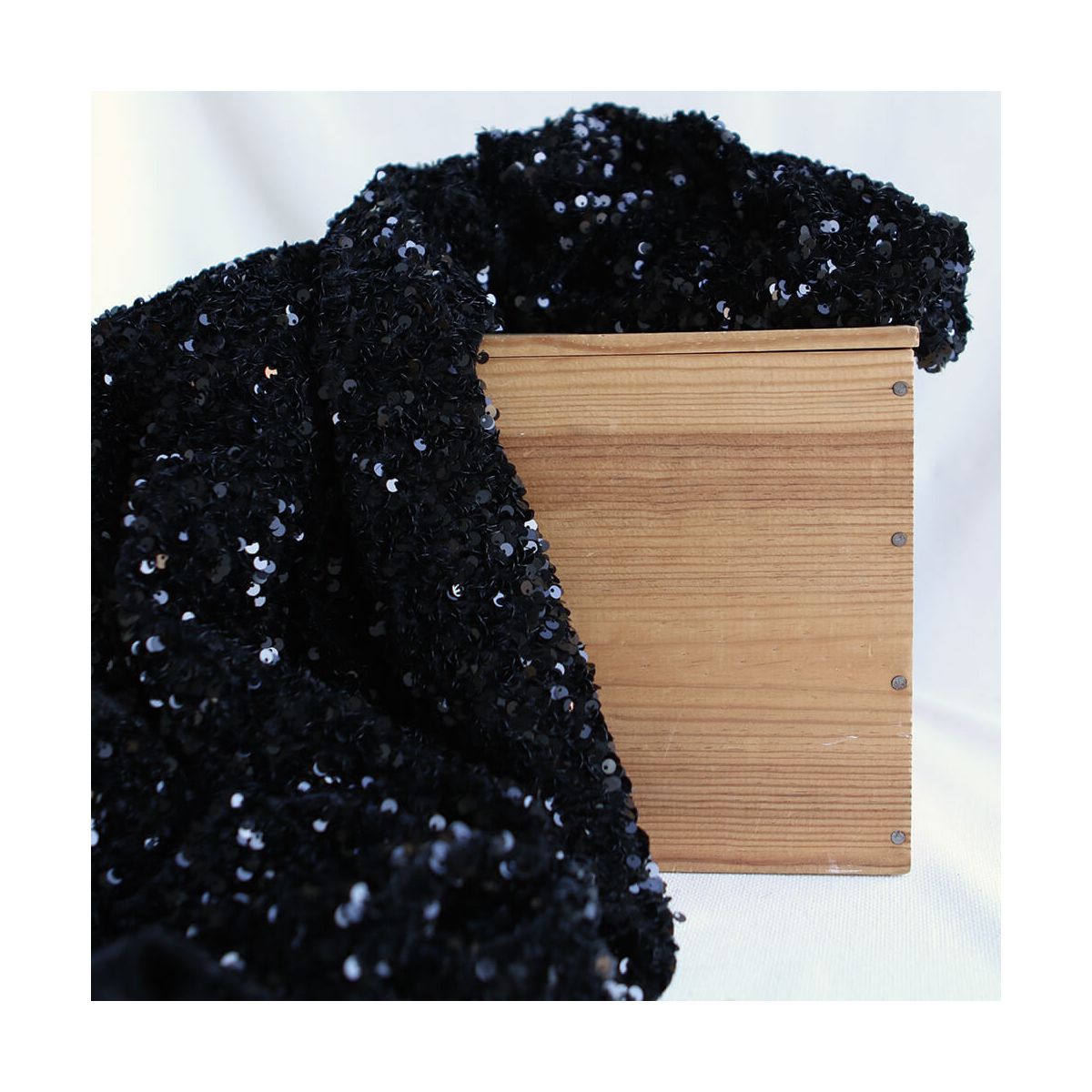 Sequins noirs sur velours noir