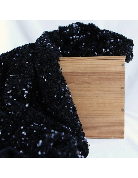 Sequins noirs sur velours noir