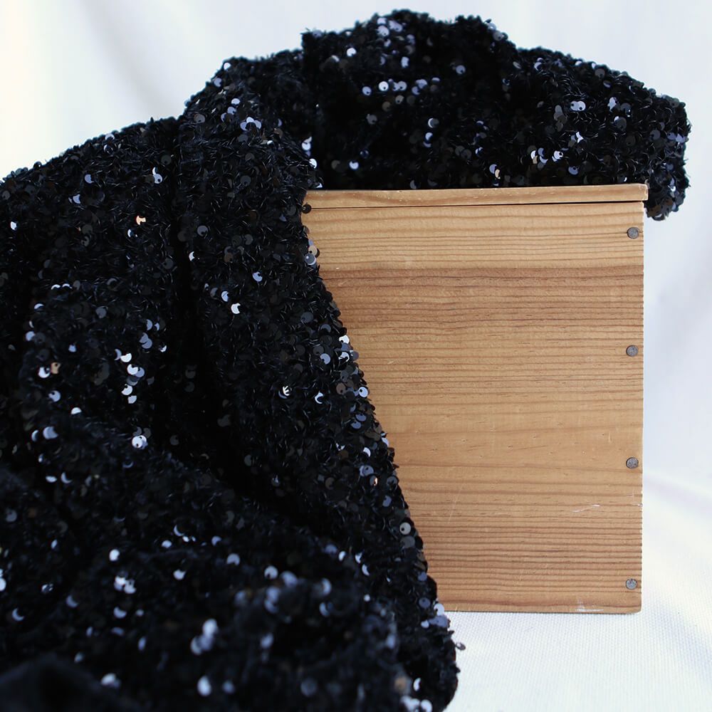 Sequins noirs sur velours noir