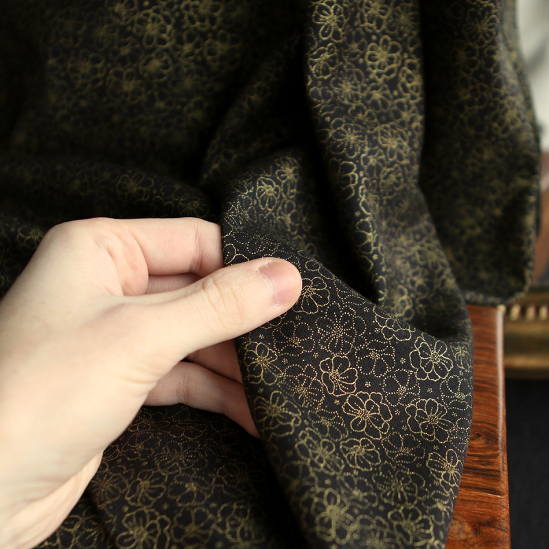 Coton viscose motif doré fond noir