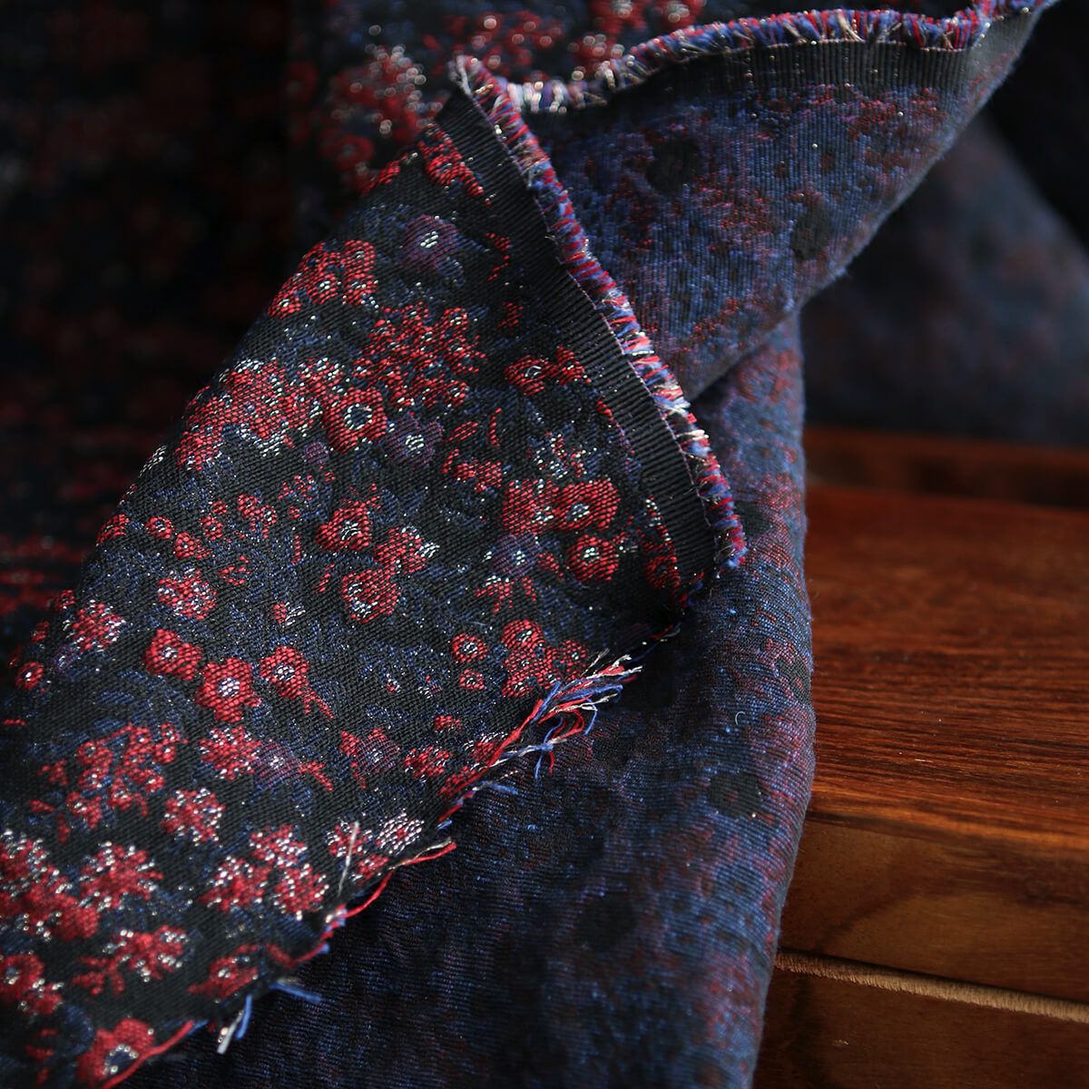 Azalée - Tissu jacquard coeurs rouge et blanc / doré made in France