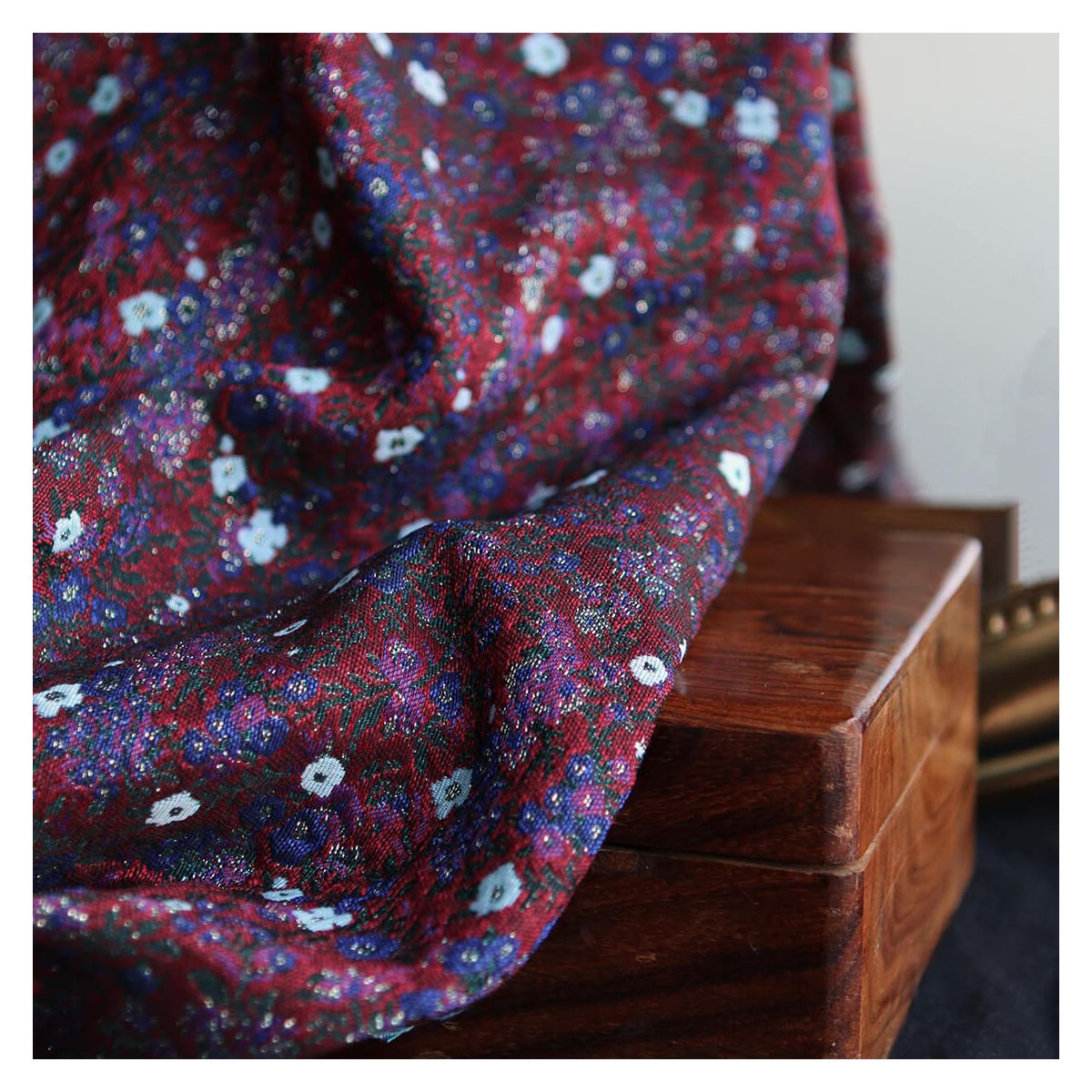 Azalée - Tissu jacquard fond rouge / fleuri bleu et doré made in France