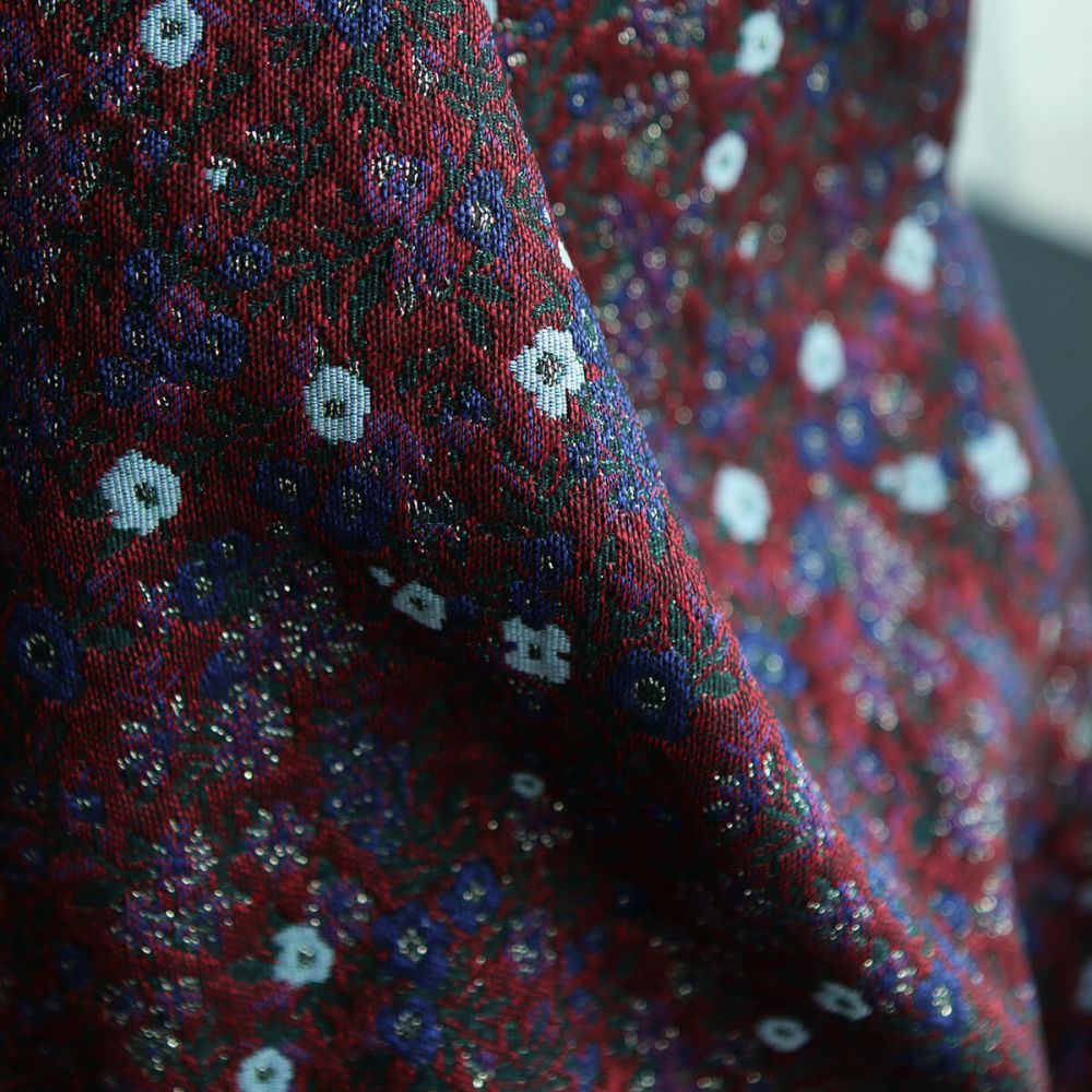 Azalée - Tissu jacquard fond rouge / fleuri bleu et doré made in France
