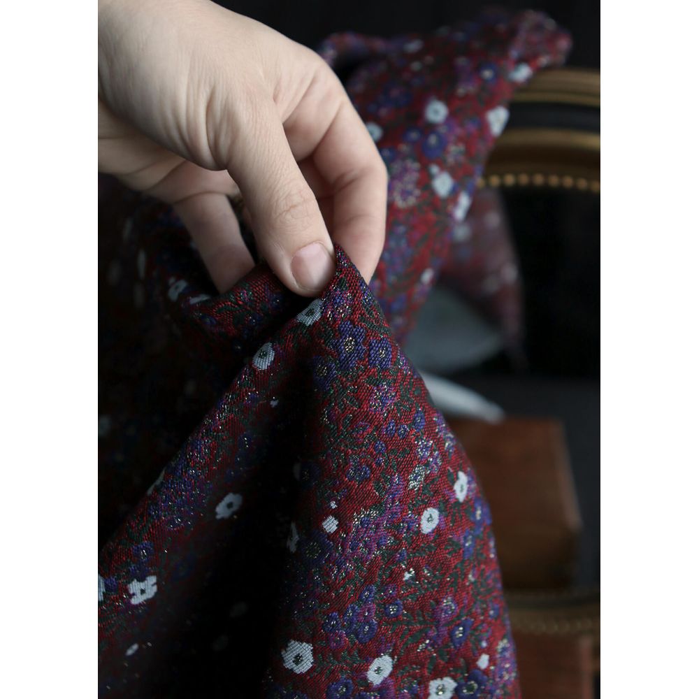 Azalée - Tissu jacquard fond rouge / fleuri bleu et doré made in France