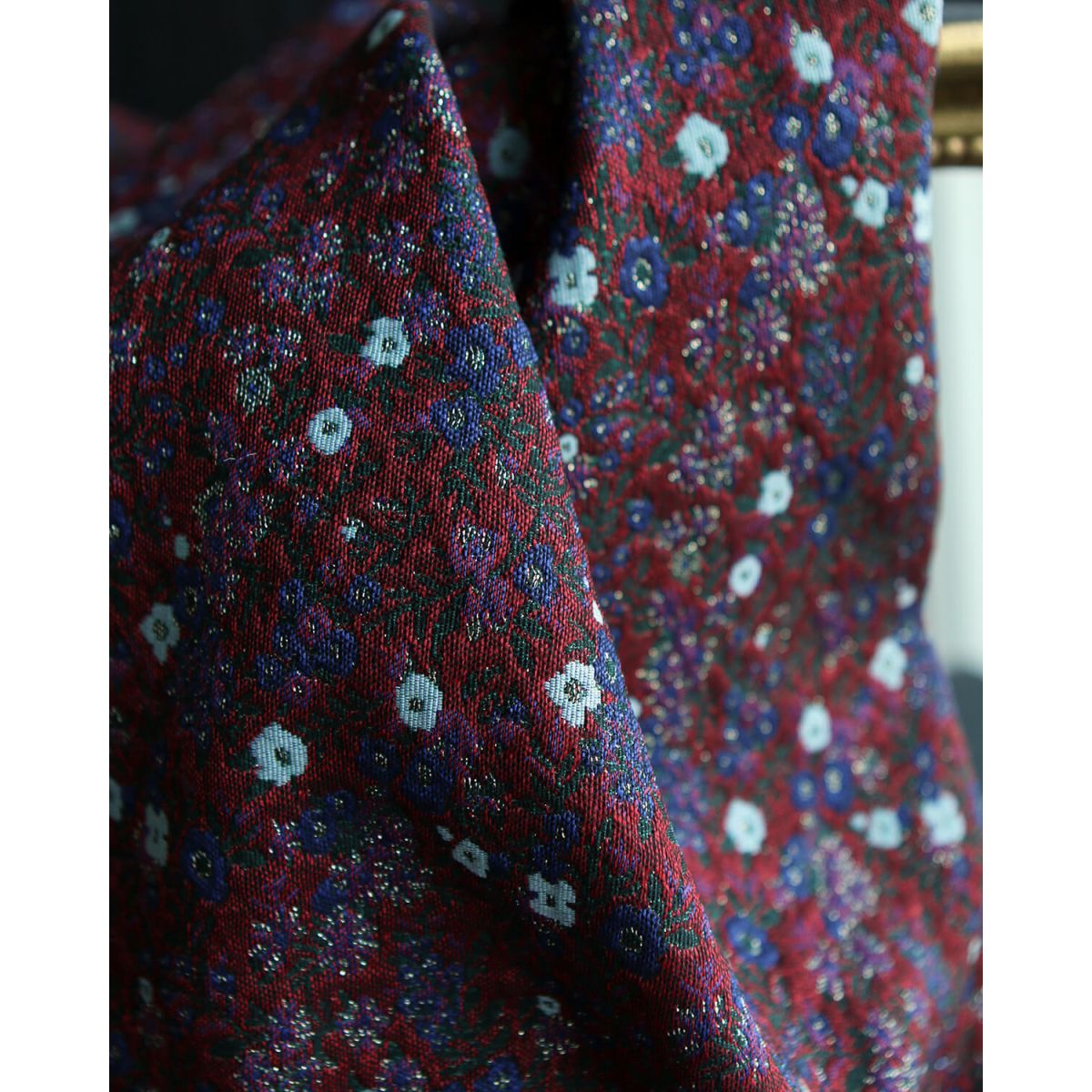 Azalée - Tissu jacquard fond rouge / fleuri bleu et doré made in France