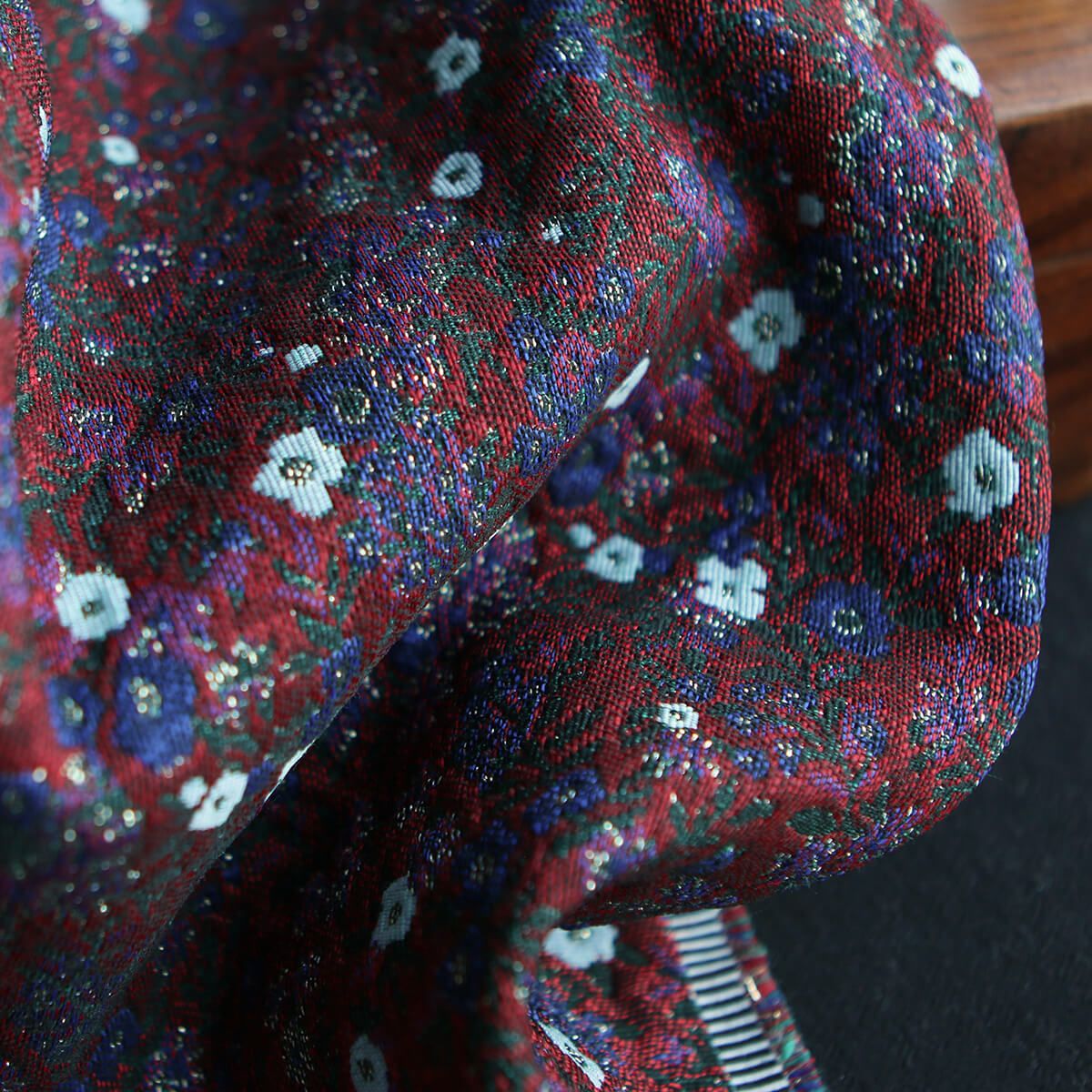 Azalée - Tissu jacquard fond rouge / fleuri bleu et doré made in France