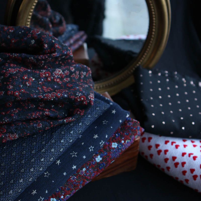 Azalée - Tissu jacquard fond rouge / fleuri bleu et doré made in France