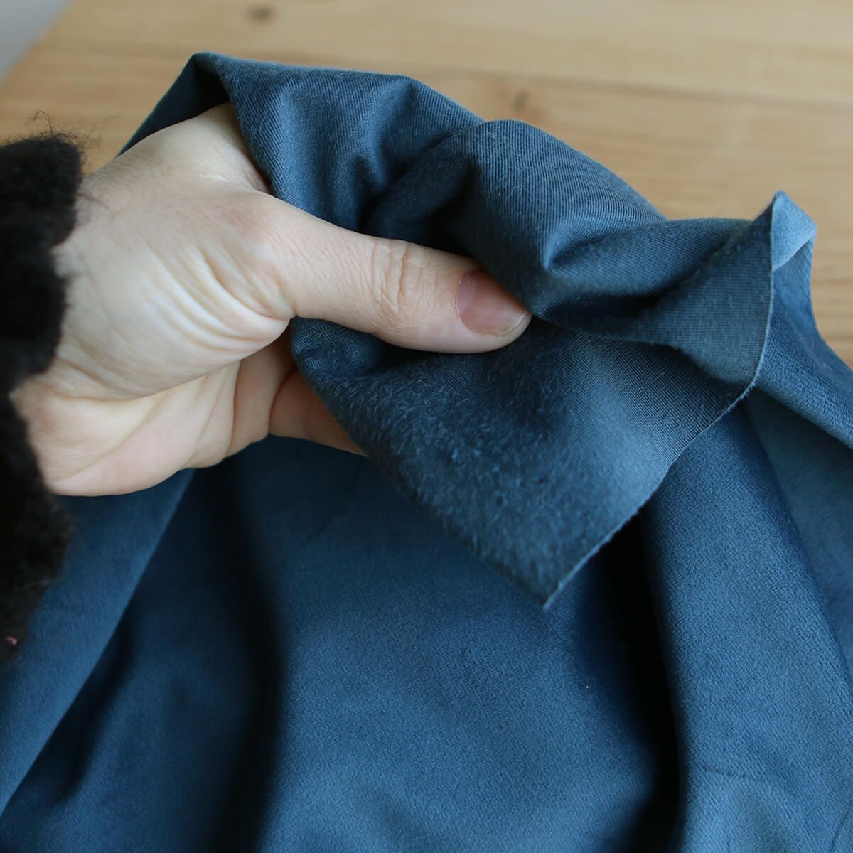 Velours ras coloris saphir