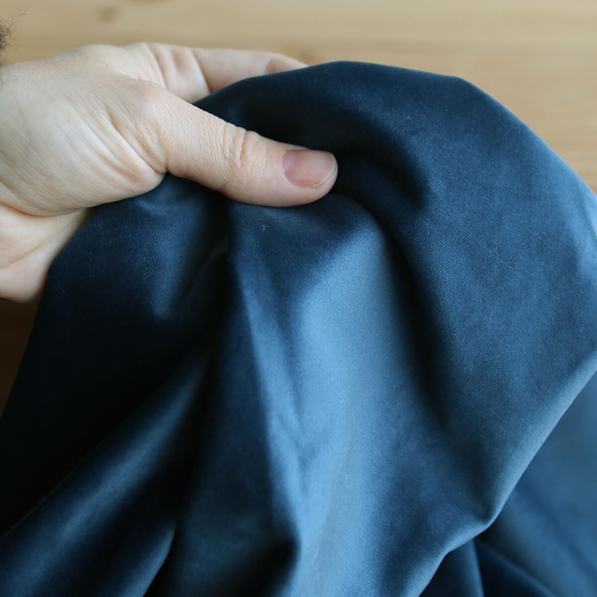 Velours ras coloris saphir