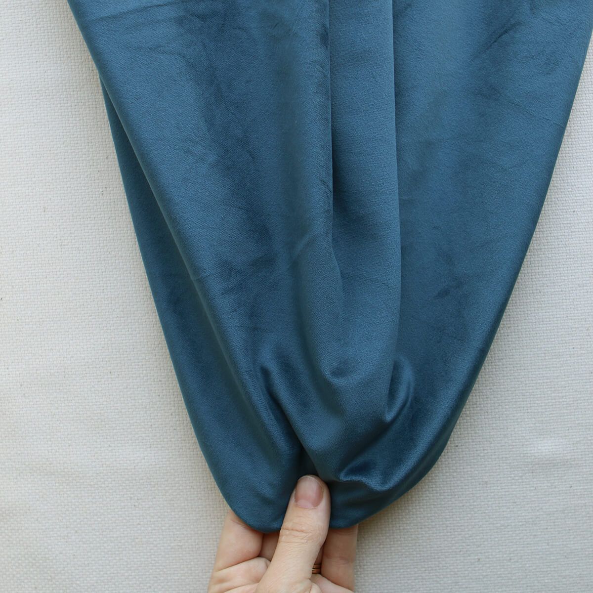 Velours ras coloris saphir