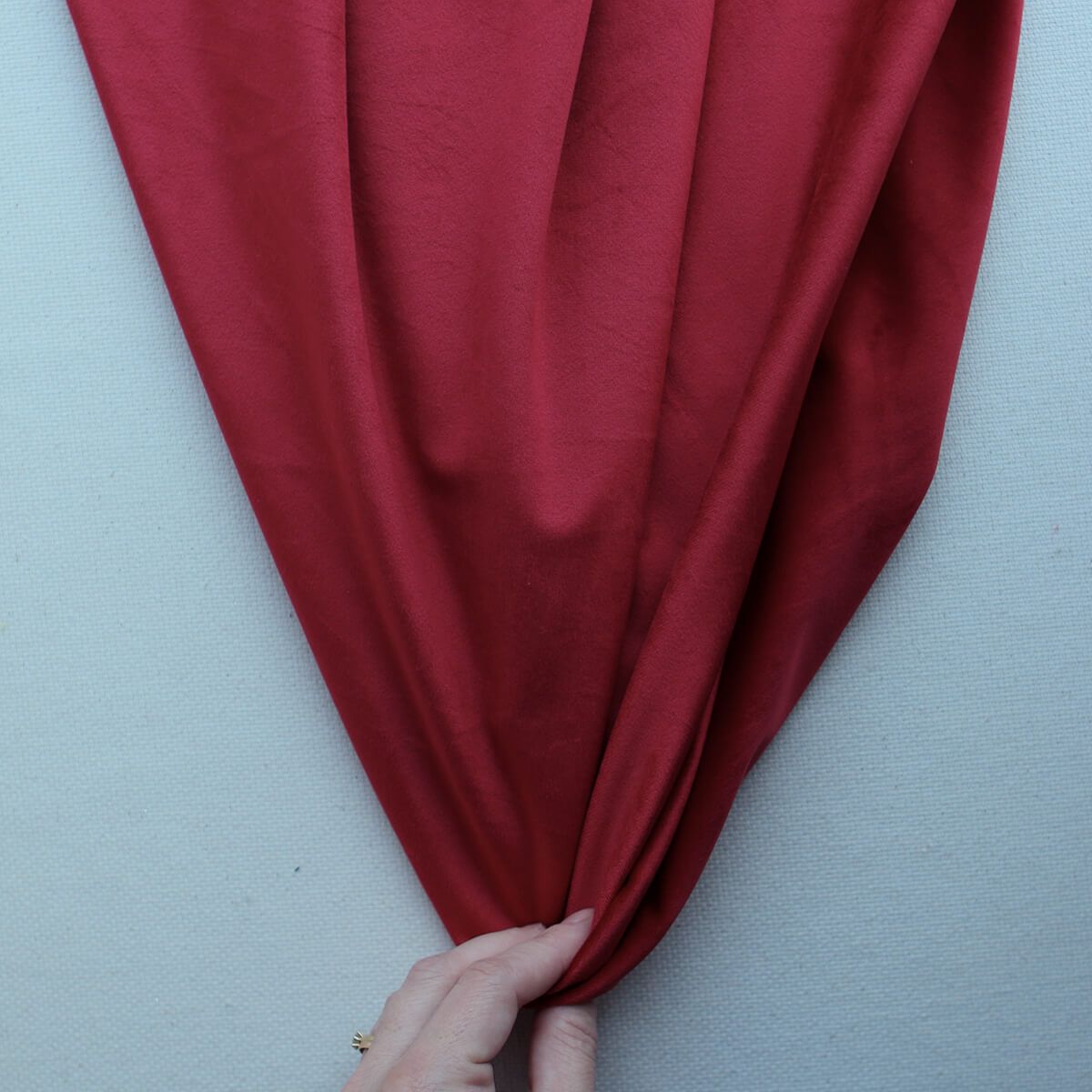 Velours ras coloris rubis