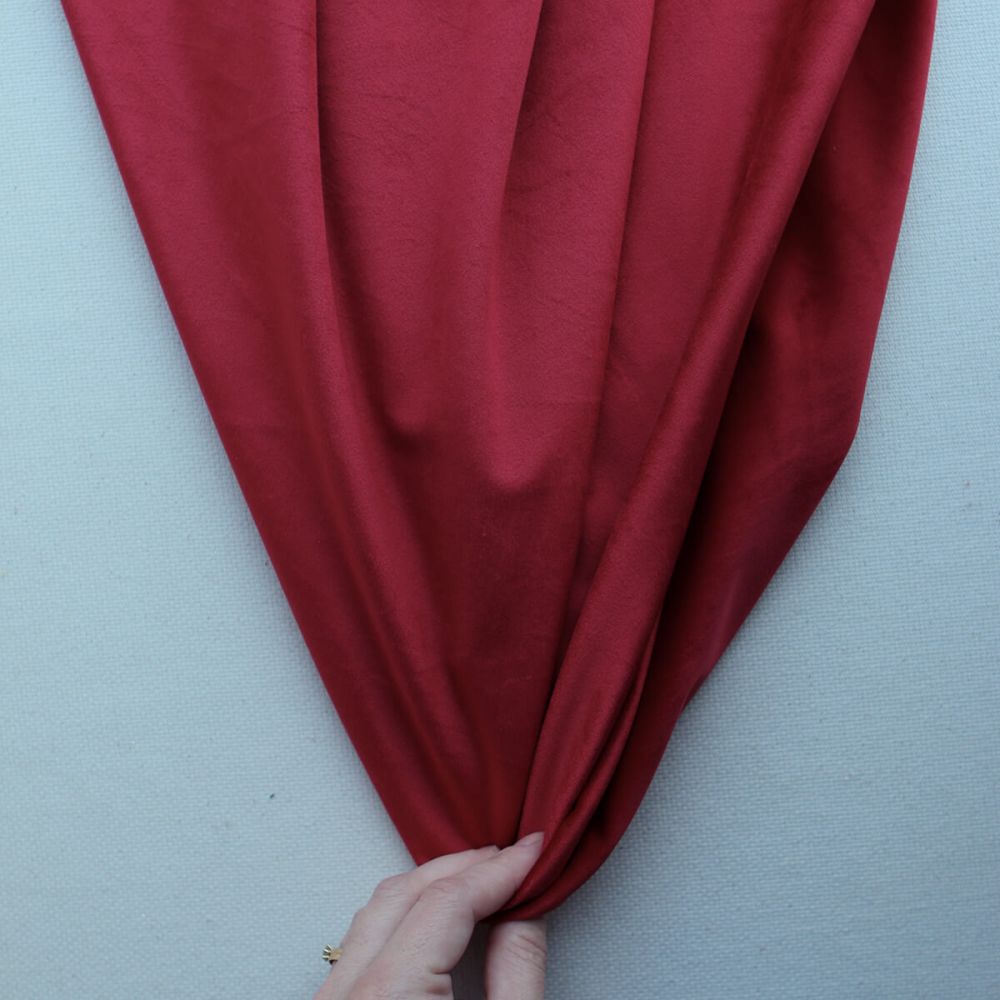 Velours ras coloris rubis