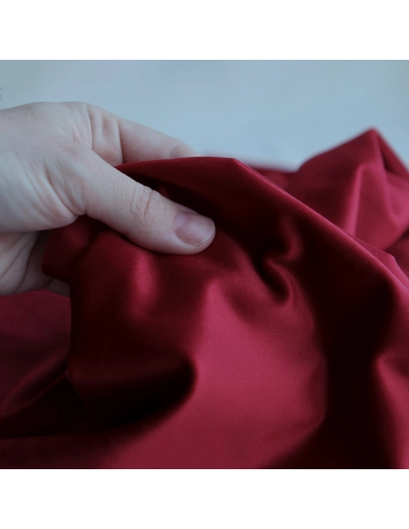 Velours ras coloris rubis