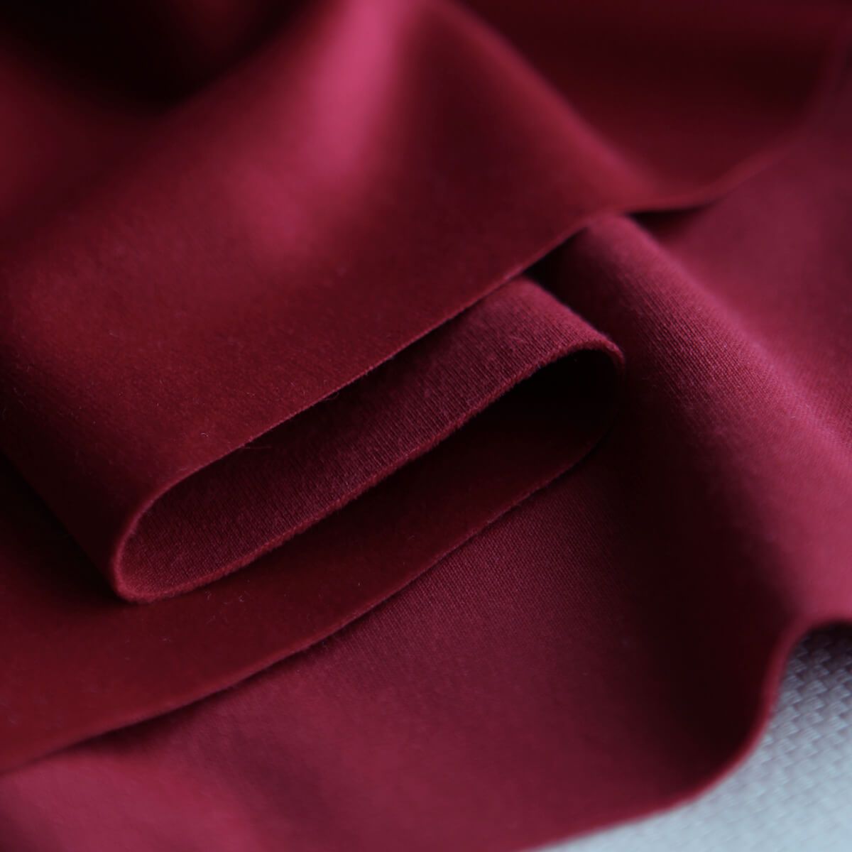 Velours ras coloris rubis