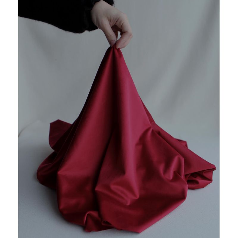 Velours ras coloris rubis