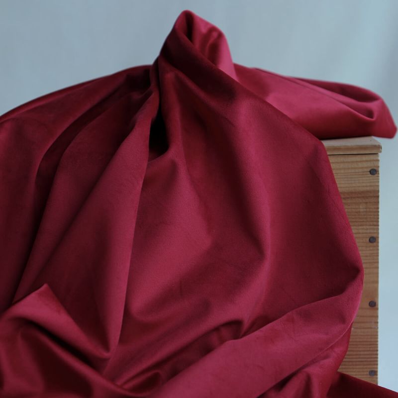 Velours ras coloris rubis