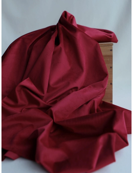 Velours ras coloris rubis