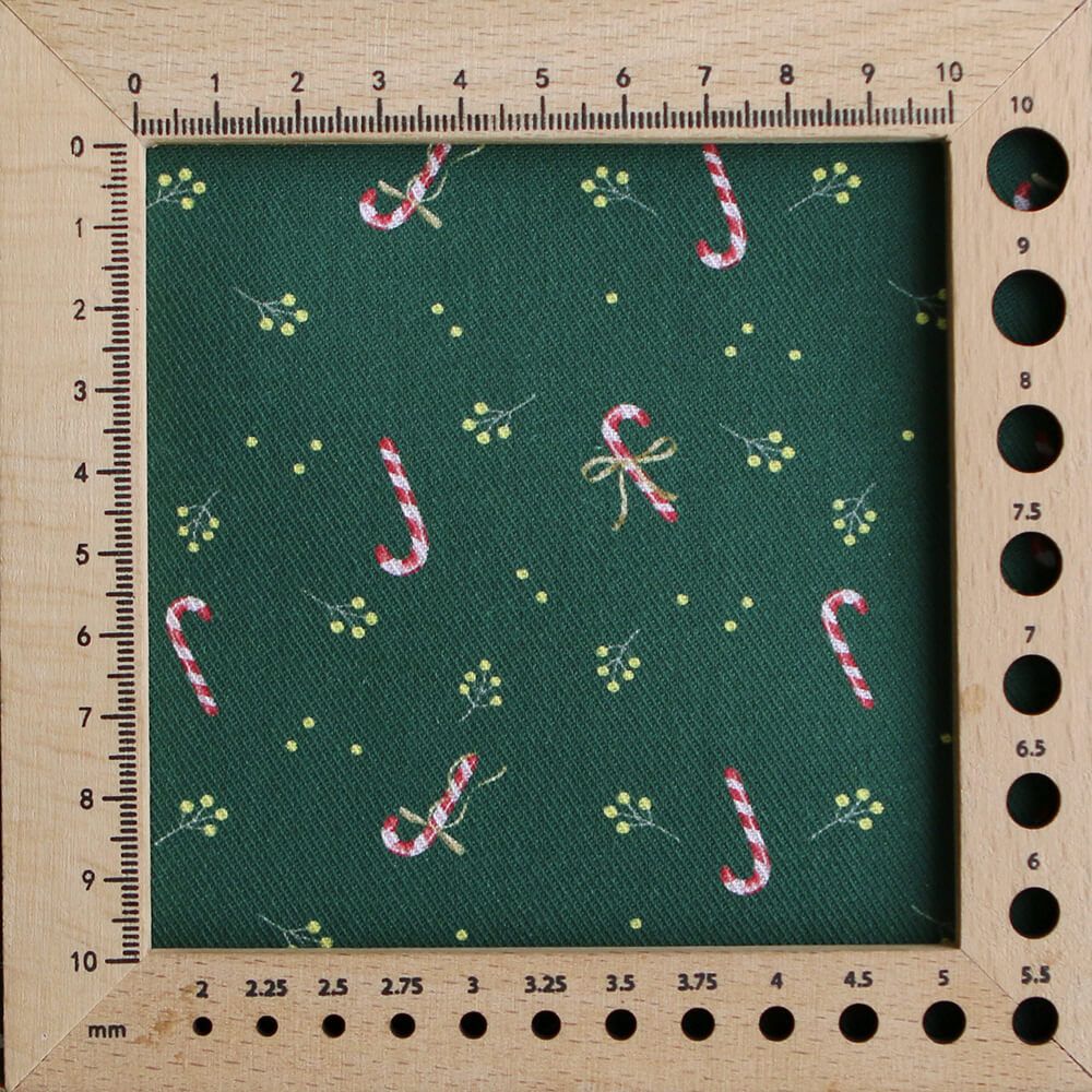 Tissu sergé de coton organique fond vert imprimé cannes à sucre