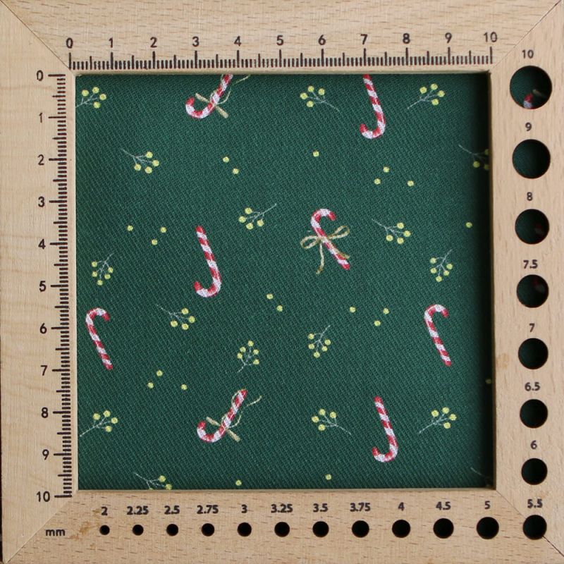 Tissu sergé de coton organique fond vert imprimé cannes à sucre