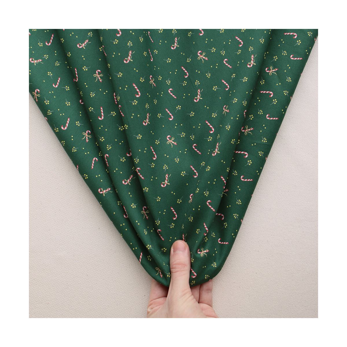 Tissu sergé de coton organique fond vert imprimé cannes à sucre