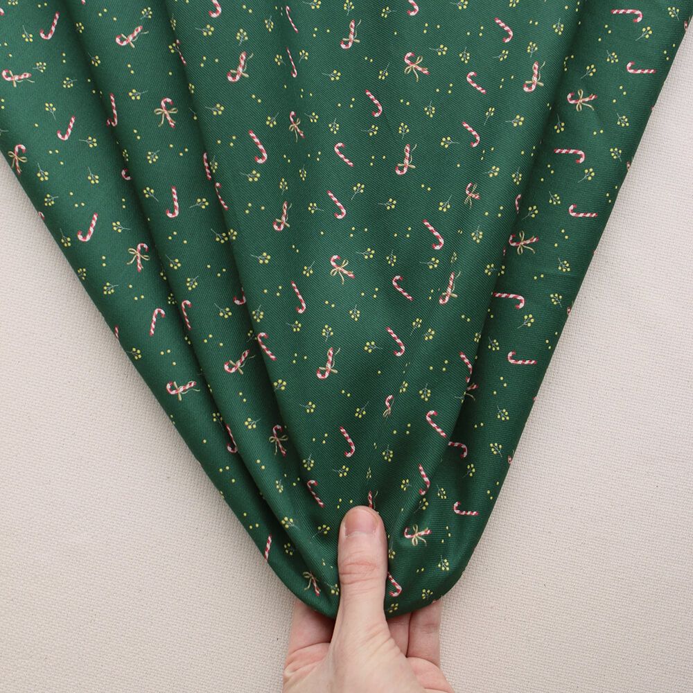 Tissu sergé de coton organique fond vert imprimé cannes à sucre