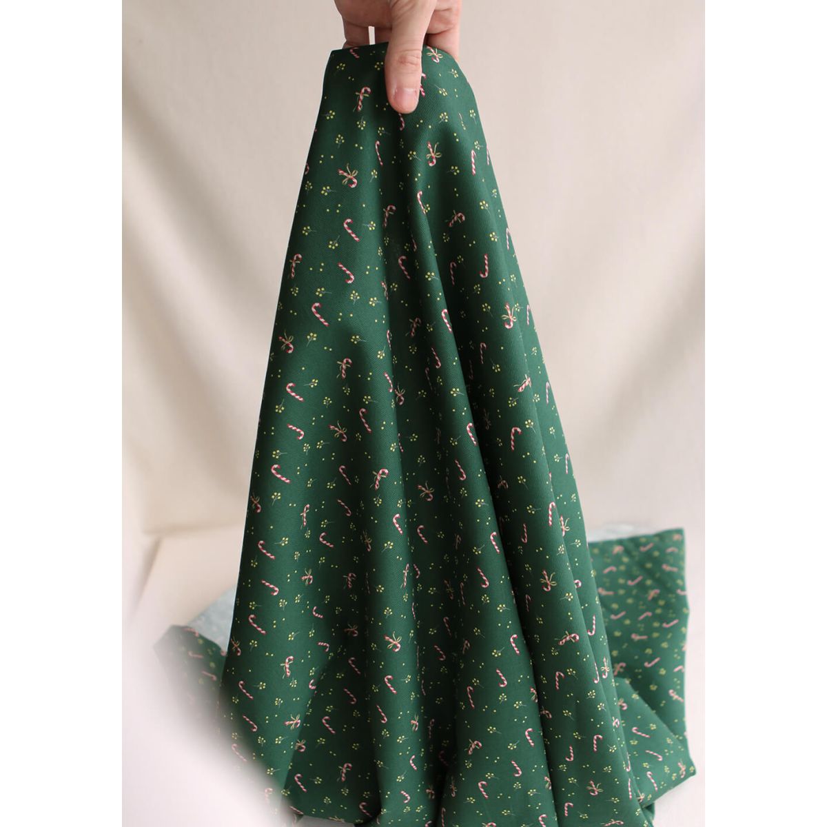 Tissu sergé de coton organique fond vert imprimé cannes à sucre