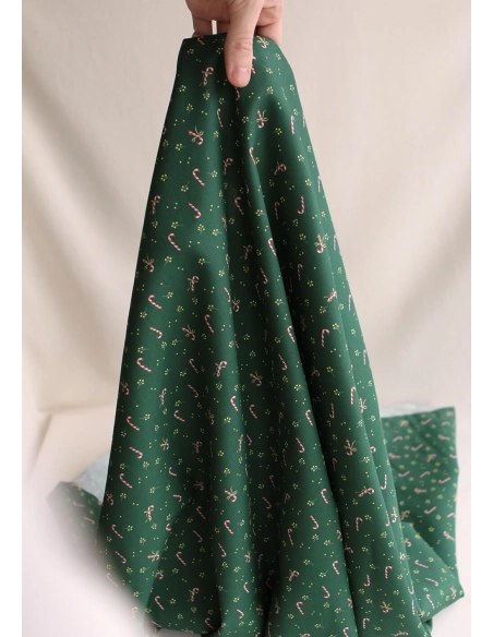 Tissu sergé de coton organique fond vert imprimé cannes à sucre