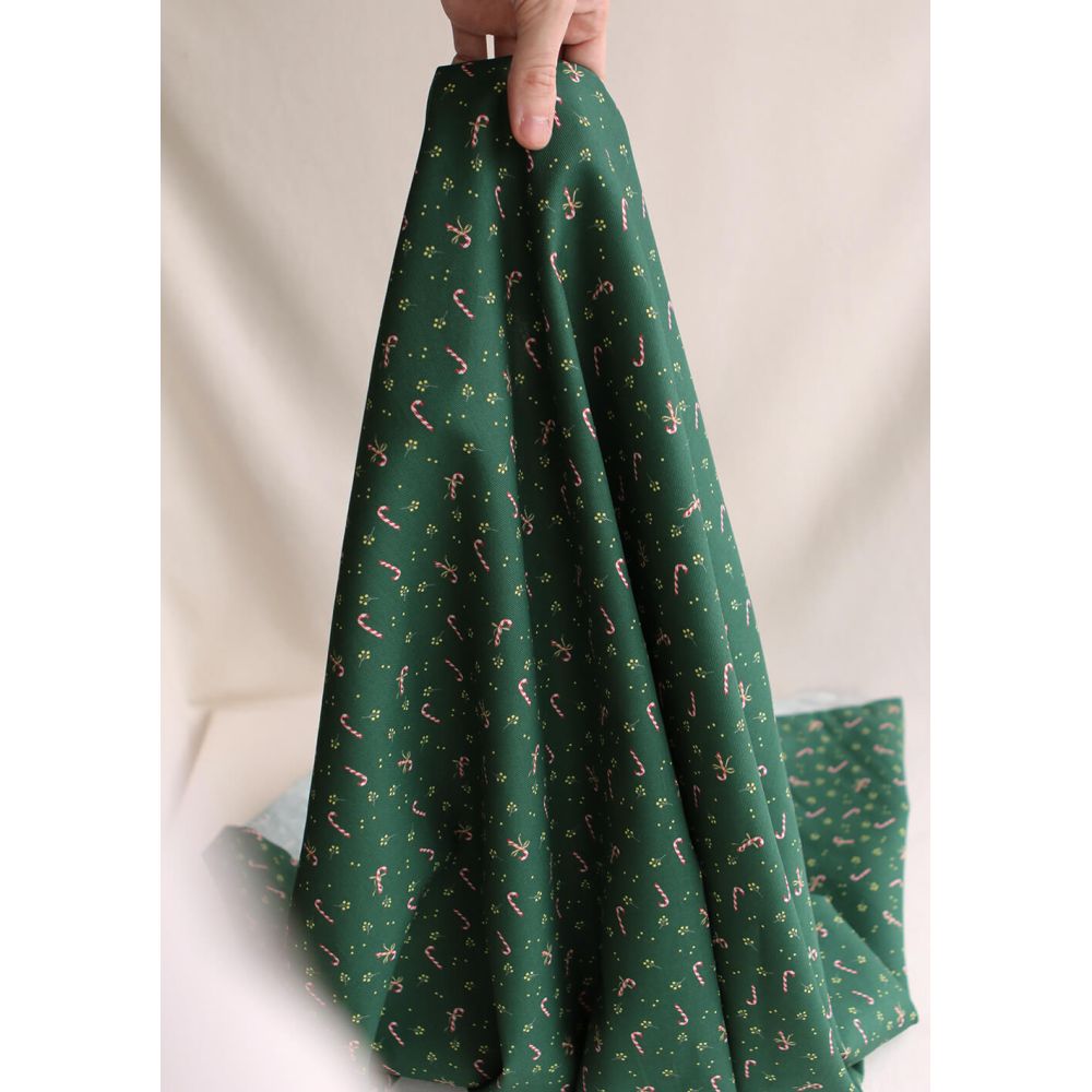 Tissu sergé de coton organique fond vert imprimé cannes à sucre