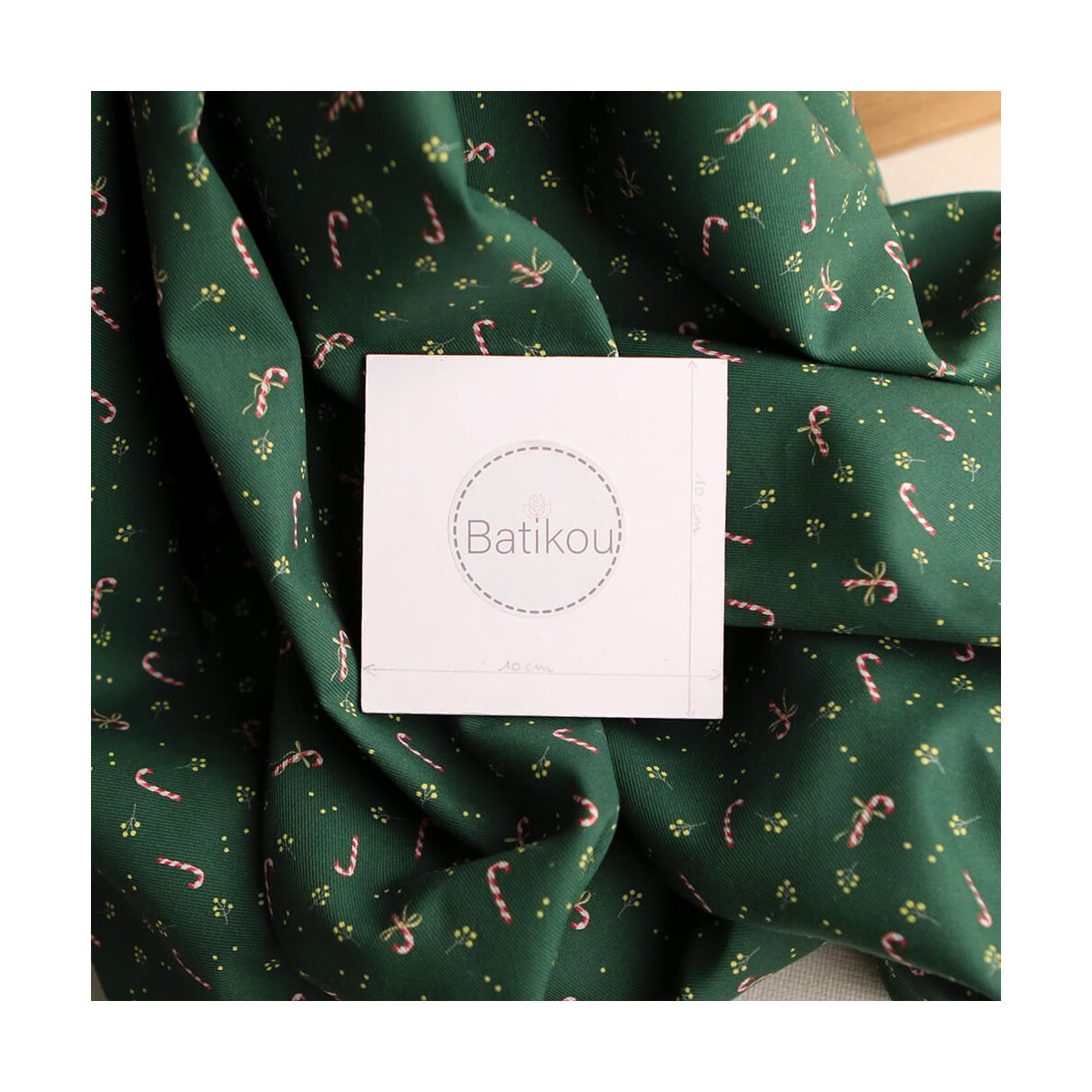 Tissu sergé de coton organique fond vert imprimé cannes à sucre