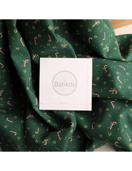 Tissu sergé de coton organique fond vert imprimé cannes à sucre