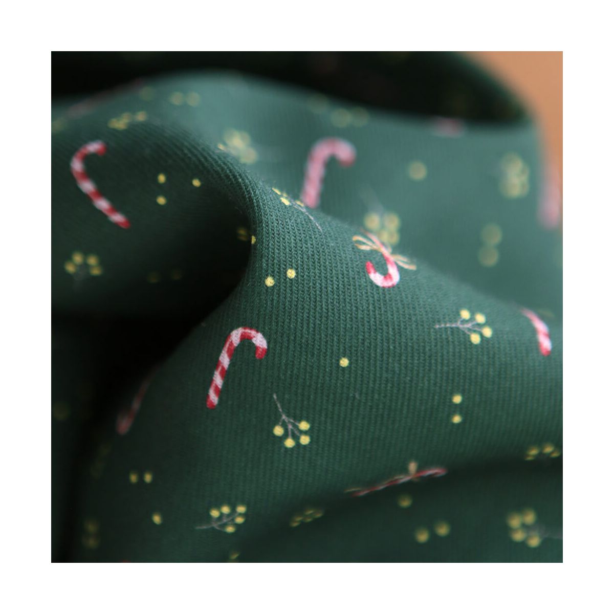 Tissu sergé de coton organique fond vert imprimé cannes à sucre