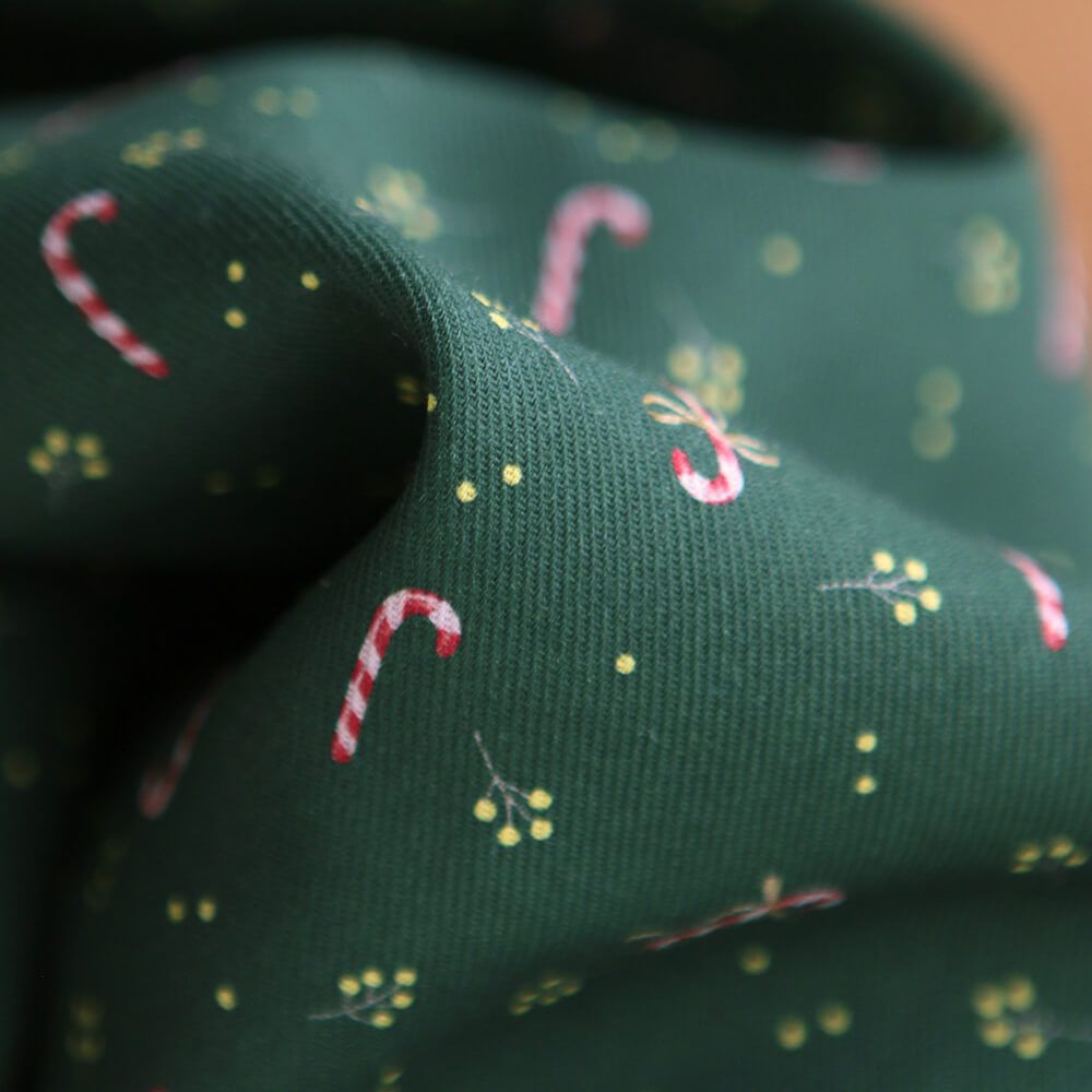 Tissu sergé de coton organique fond vert imprimé cannes à sucre