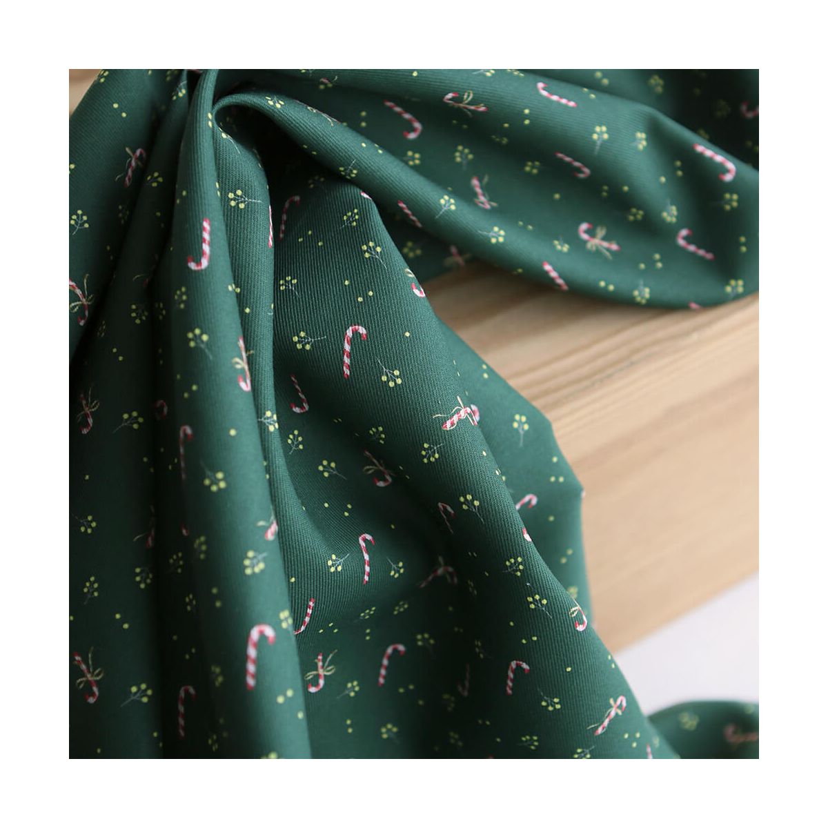 Tissu sergé de coton organique fond vert imprimé cannes à sucre