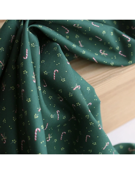 Tissu sergé de coton organique fond vert imprimé cannes à sucre