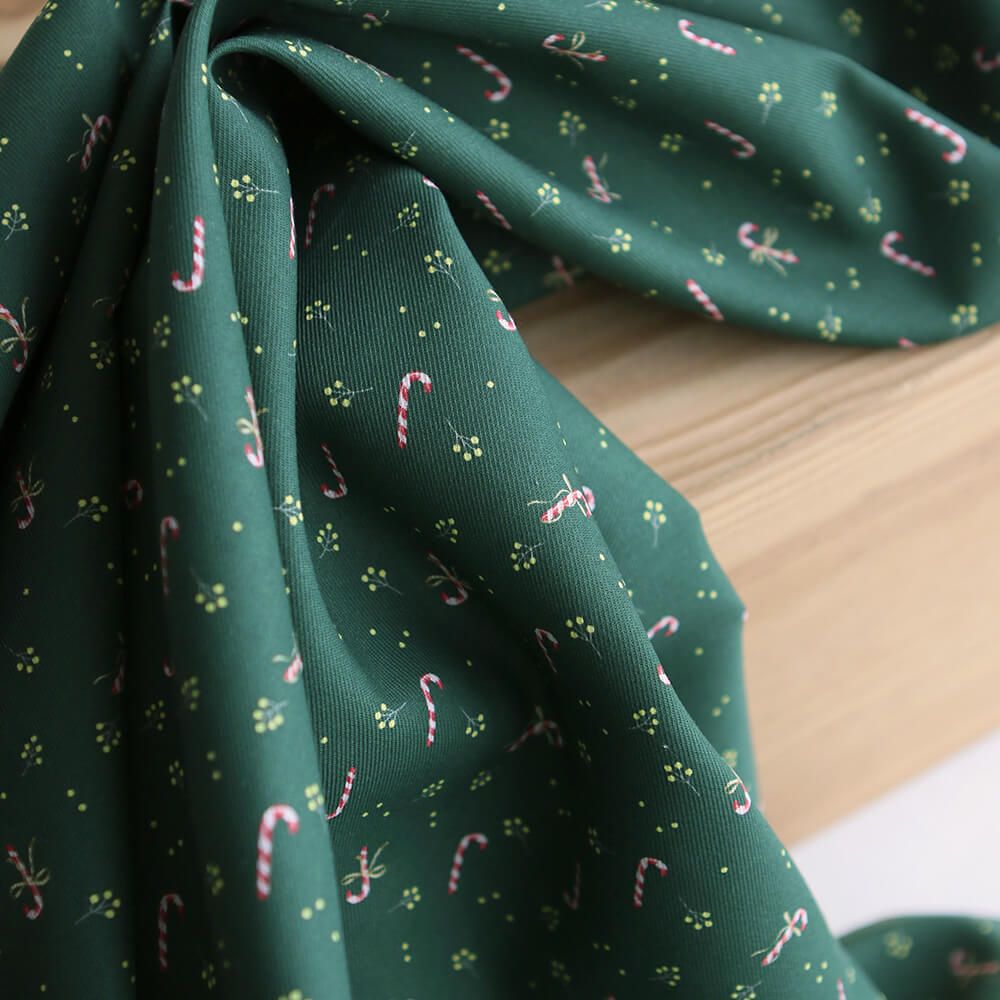 Tissu sergé de coton organique fond vert imprimé cannes à sucre