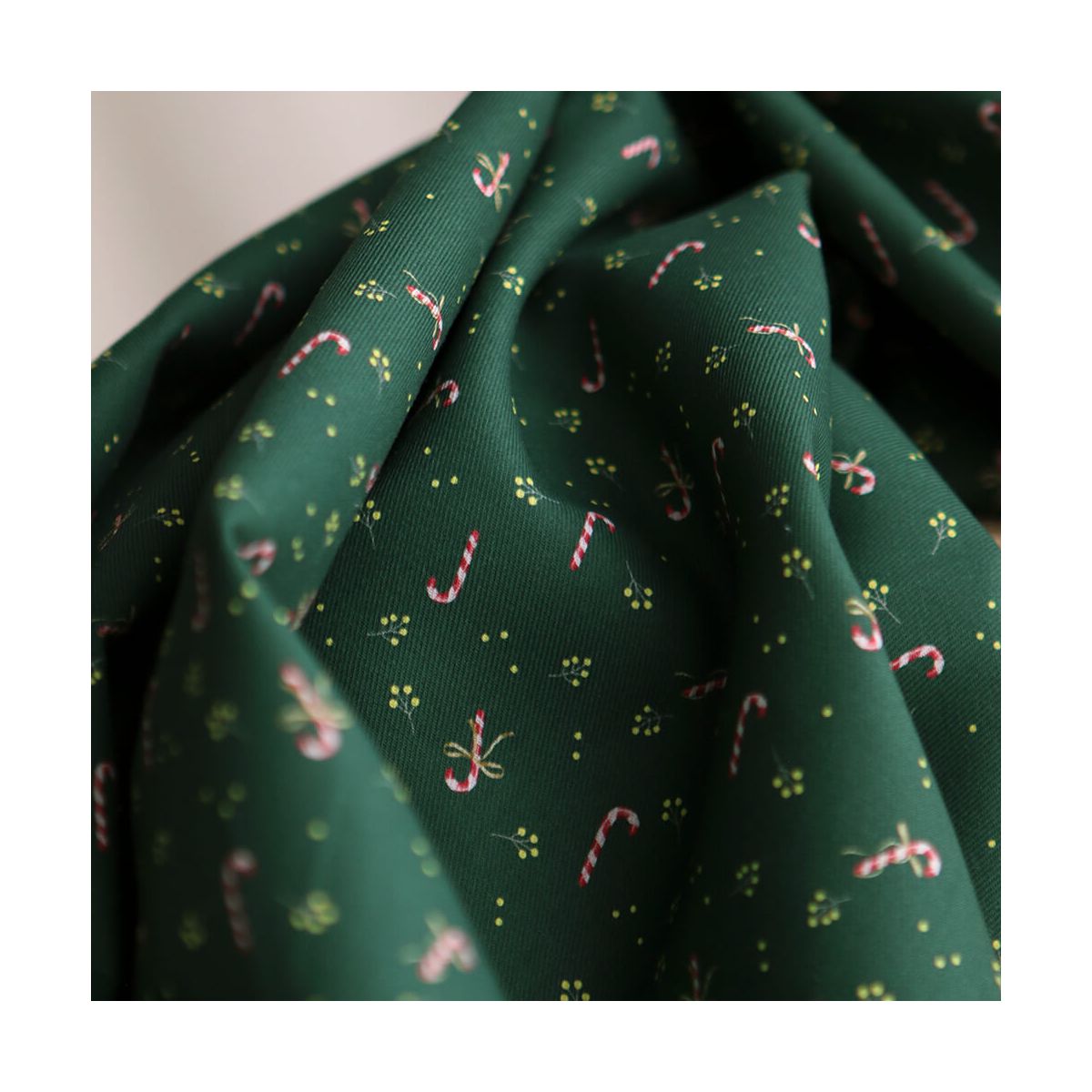 Tissu sergé de coton organique fond vert imprimé cannes à sucre