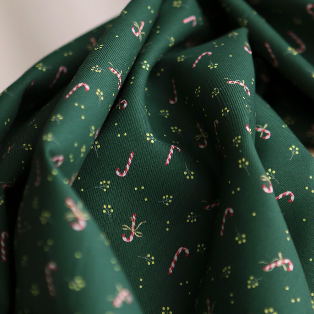 Tissu sergé de coton organique fond vert imprimé cannes à sucre